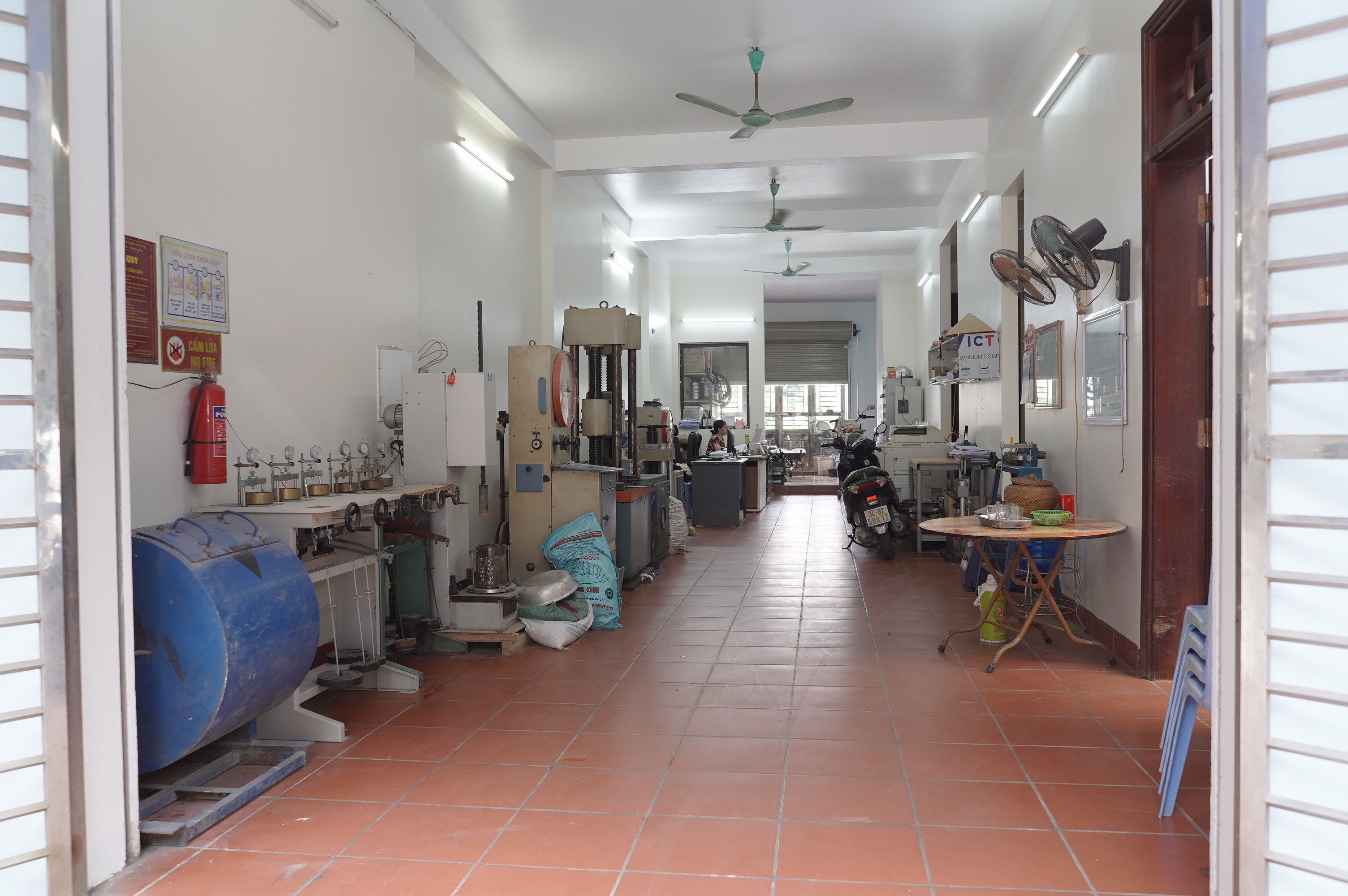 Trang thiết bị thí nghiệm trong phòng